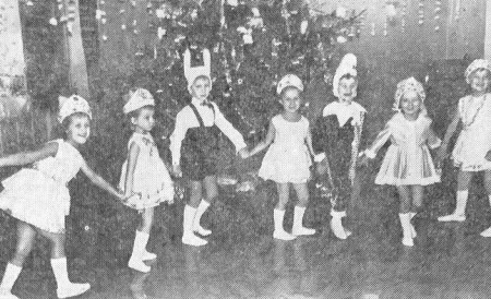 На новогодней елке в детсаду-яслях №115 ТБОРФ  на улице Аласи, 5 – 08 01 1966 фото А. Дудченко