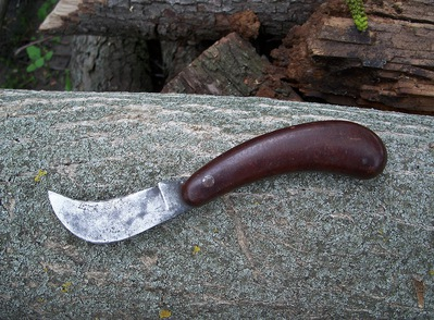 садовый  нож  был  гордостью в  комплекте  домашнего  инструмента