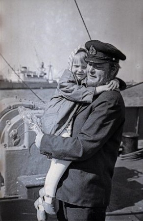 Моряка  БМРТ Оскар Лутс встречает маленькая дочь   1965