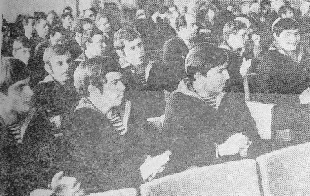рыбаки слушают выступление П. Мирошниченко  - 26 02 1977