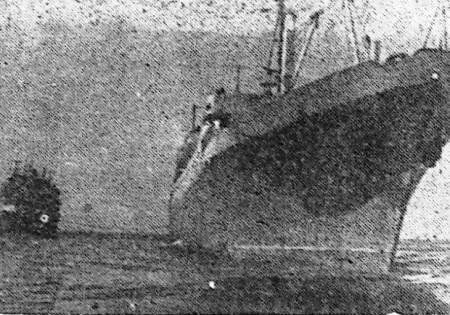 БМРТ-431 Каскад пожидает танкер Криптон (виден сзади) -  13 01 1968