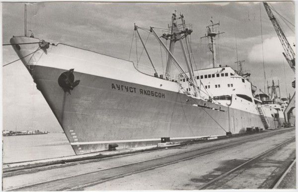 ТР  Август  Якобсон  в  рыбном  порту  1967   год
