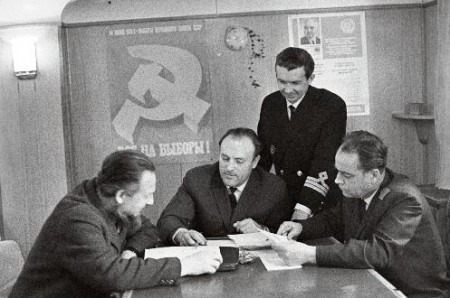 Ермолаев Н. парторг ЭРПО Океан  встречается с коммунистами  БМРТ  Коралл - 1970