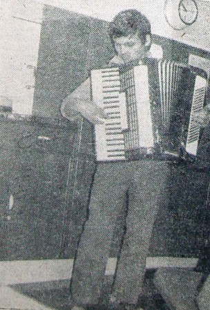 Волков Л. матрос  БМРТ-598 Рихард Мирринг   играет на аккордеоне  –  11 июня  1974 года