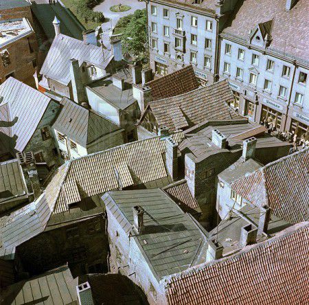 в  этих  старинных  черепичных  крышах  половина   очарования  ганзейского   города Таллинна  - 1960