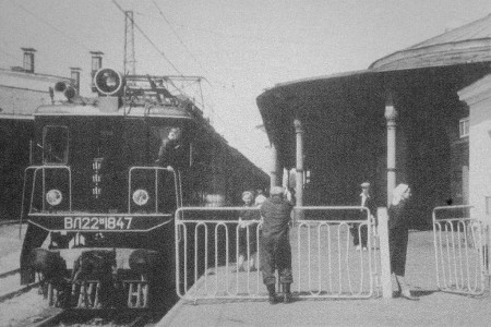 электровоз  ВЛ 22м-1847 у  перрона  станции  Калинин  1955