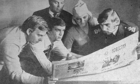 группа моряков за чтением свежих газет. - ПБ Иоханнес Варес 02 09 19723