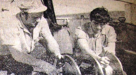 Захаров Николай слесарь  и Макарыев Владимир моторист  БМРТ  Феодор Окк   ремонтируют тестомешалку  21 сентября  1972