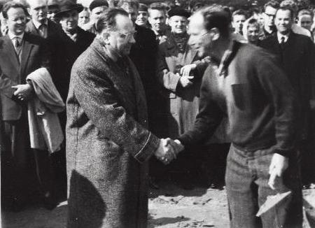 Первый секретарь ЦК КПЭ Я. Кабин (слева) строит новый ТПИ 1962 - закладывает краеугольный камень в Мустамяэ