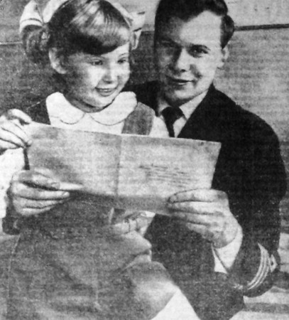 Дурнев Виктор Дмитриевич 2-й помощник капитана с дочкой Мариной танкер Криптон 28 октября 1971