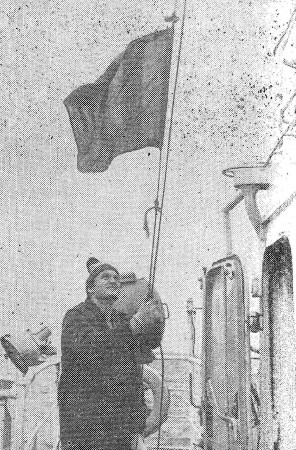 Жлуктинский Анатолий 3-ий помощник поднимает флаг перед выборкой трала -  БМРТ-248 ЙОХАН КЕЛЕР 25 09 1979