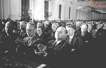 Делегация Эстонии на сессии Верховного Совета СССР в Кремле. На первом плане И. Варес, И. Лауристин, Руус 1940