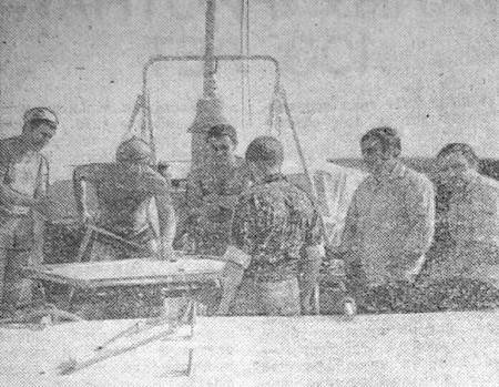 рыбаки судна увлекаются игрой в корону  -  РТМ-7229  ЮХАН СМУУЛ 25 07 1974