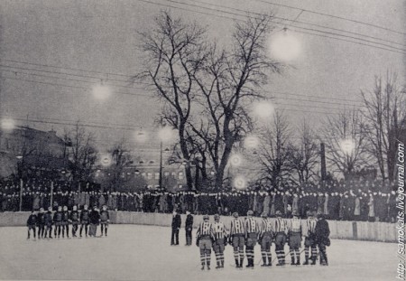 На хоккейной площадке в Харьюорге выстроились перед товарищеской встрецей команды Москвы и Таллина