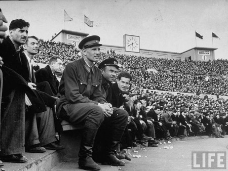На матче Динамо — Команда Красной армии. Динамо выигрывает со счетом 3  1.Москва. 1941г