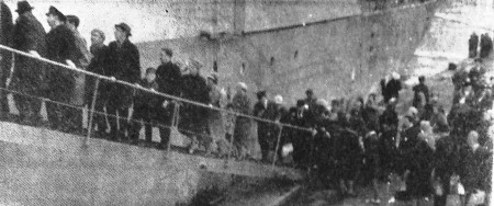 Судно пришло в порт, встречающие поднимаются на борт –  ТБОРФ 21 12 1966 фото Я. Вийги