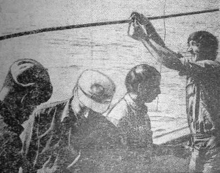 рыбаки за ремонтом кошелькового невода - СРТР-9057  06 08 1974  Фото  А. Кивисильда.