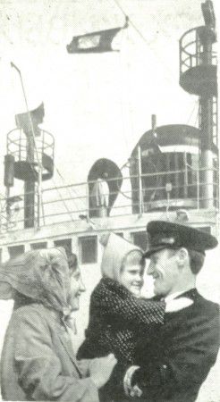 Пузыня Федор  рыбмастер  ПБ  Урал   с  женой  Евдокией  и  дочкой  Мариной  -  21 04 1965 год