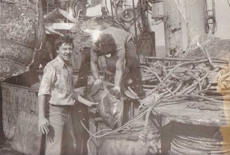 Рядом  на фото Валентин механик с штурманом и рыба масляная. Гвинея бисау. 1980 год