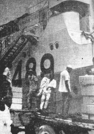 БМРТ-0489 Юхан Лийв в гвинейском порту  Конакри сдает рыбу - 04 01 1970