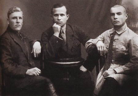 Хрущёв – в центре, 1924 год; в то время он был троцкистом
