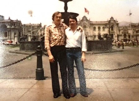 Баландин Сергей и его   однокурсник из Находки Виктор Федосенко в Лиме (Перу) на фоне президентского дворца. 1984 год.