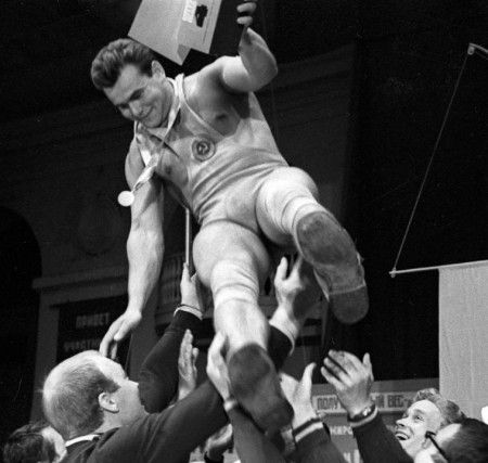 болельщики  качают  советского  атлета  яна   тальтса     1968   года