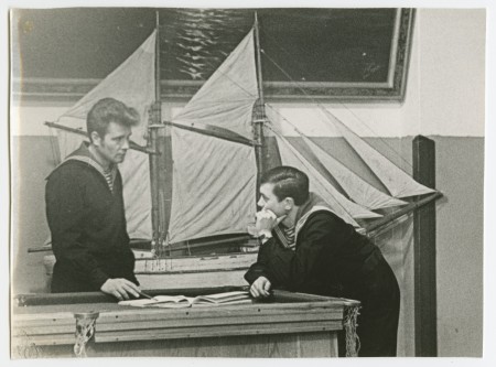 Учащиеся Пярнуской морской школы с моделью корабля 1969 г.
