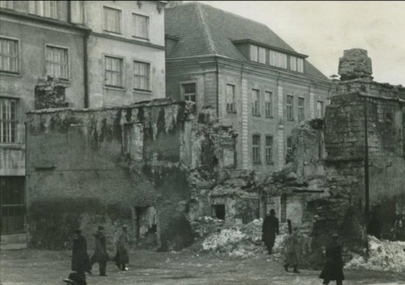 Ратуша  и  Ратушная площадь 1944