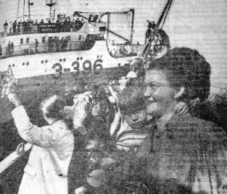 Родственники и друзья встречают моряков в порту  - БМРТ-396 Иоханнес Рувен 29 07 1970