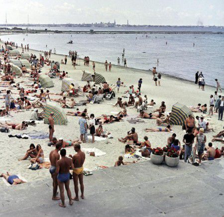 отдыхающие на  таллинском  пляже  в   пирите.1968