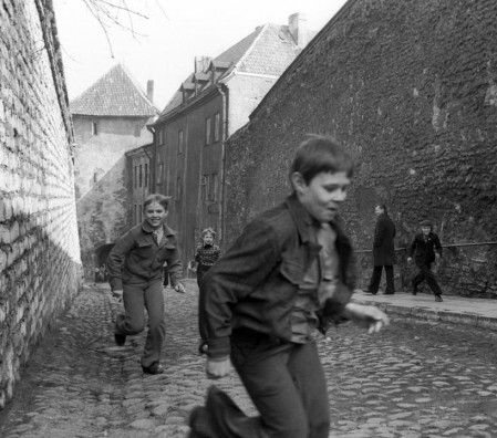 дети бегут  по  улице  Таллина. 1978
