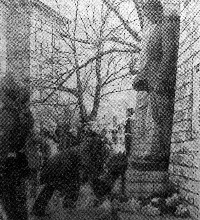 ветераны ВОВ Эстрыбпром возлагают венки к памятнику Воину-Освободителю. - 11 05 1978