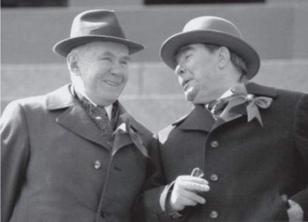 Л. И. Брежнев и А. Н. Косыгин на трибуне мавзолея. 1975 г.