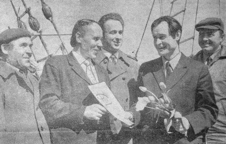 Климачев Б.  старпом (второй справа) с грамотой главка Запрыба и группа передовиков экипажа— РПР-1281 15 05 1973