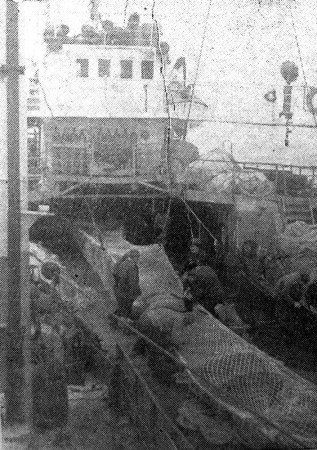 Еще несколько минут—и трал будет готов к спуску в море за   очередным   уловом – БМРТ-536 Херман Арбон 24 08 1978