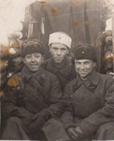 18-летний артиллерист Юрий Никулин во время финской войны. СССР. 1940 г.
