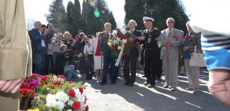 Таллиннцы продолжают идти на военное кладбище - 09 мая 2016