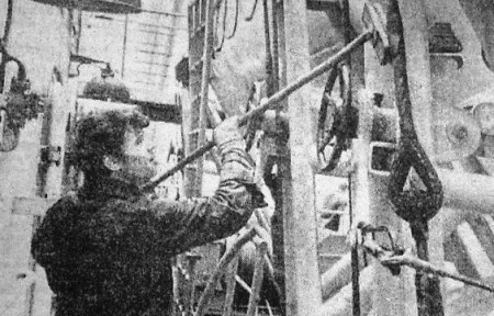 Шубин матрос  убирает судно  - БМРТ-463 Андрус Йохани 20 02 1970