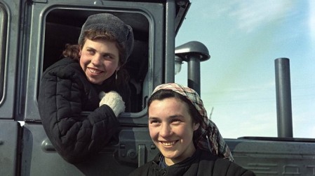 Подруги-трактористки, 1954 год