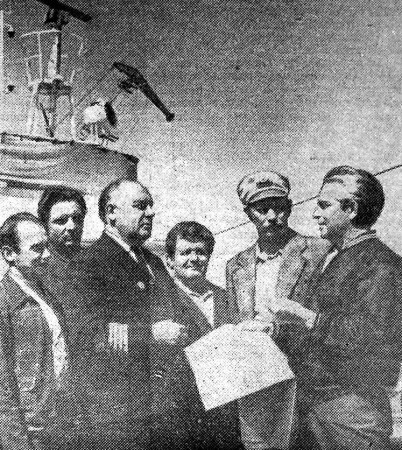 Маслениковым Г. капитан  в кителе и справа  начальник судовой радиостанции Л. Кукушкин - 07 07 1977  РПP-1270