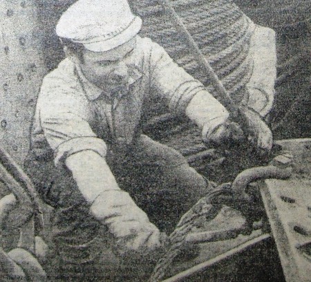 Метельский Андрей механик-наладчик  за ремонтом траловой доски БМРТ 555  26 сентября 1972