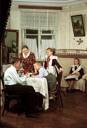 Пекарь С.И. Мельников с семьей в новой квартире, 1951 год