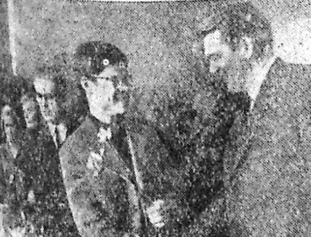 Кангур Ф. вручает цветы молодому избирателю – 15 06 1966