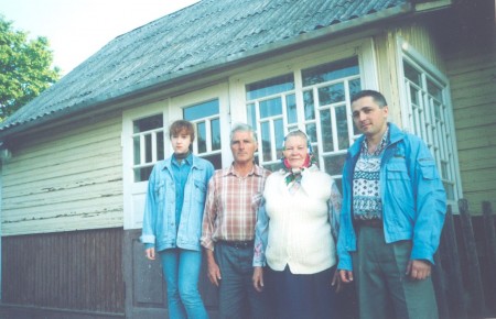 Огородники  Даша Робут, дядька Гена  Буча, его  жена и сын  Гена
