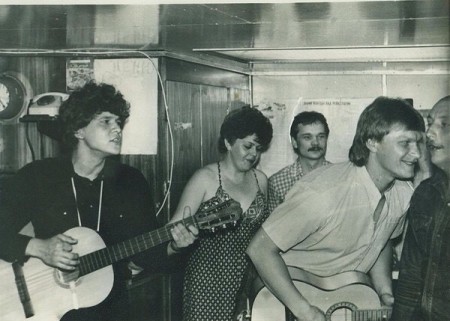 Наиль,  девушка  Аня Нассонова  справа с гитарой  Николай  Апостолов