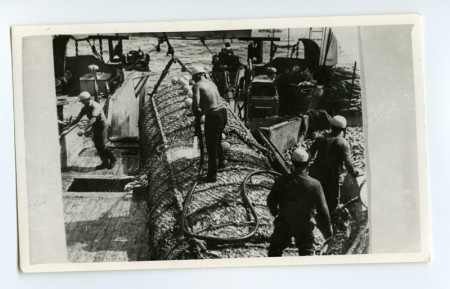 Вытягивание рыболовного трала на рефрижераторном трале Рудольф Сирге 1975