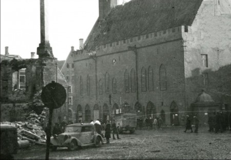 Ратуша  и  Ратушная площадь 1944