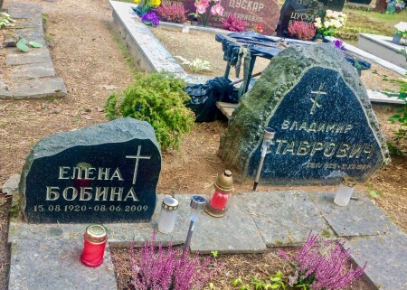 месте захоронения  капитана Владимира Ставровича и его жены - Бобиной Елены Петровны – Эстония сентябрь 2019