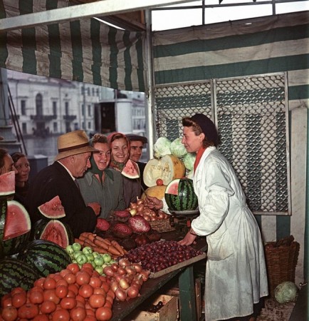 Продажа овощей и фруктов на Трубной площади в Москве, 1956